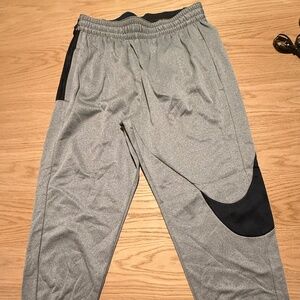 NIKE THERMA PANTS WITH DRI FIT TECHNOLOGY, GREY WITH BLACK SWOOSH SIZE LARGE